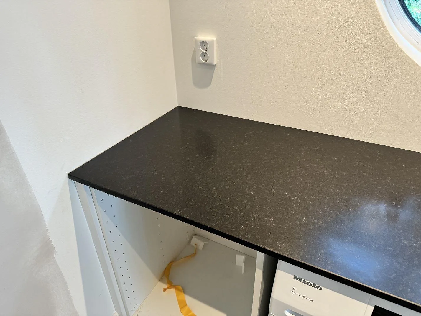 Bordplade i Nero Assoluto, Alingsås – billede 3