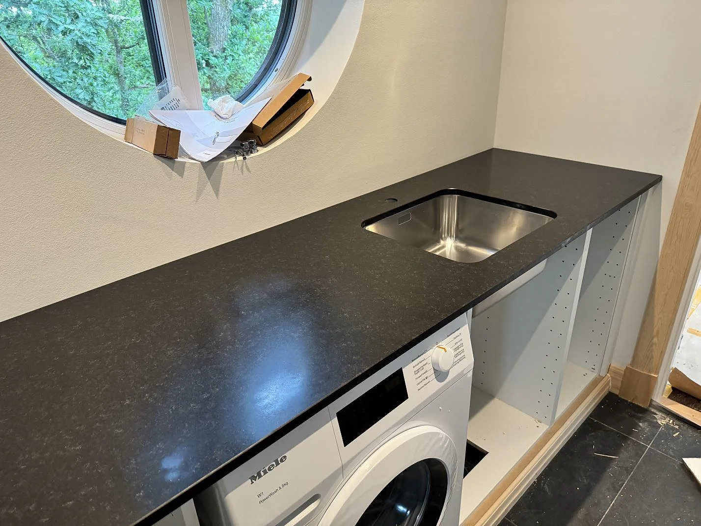 Gennemført projekt: Bordplade i Nero Assoluto, Alingsås.