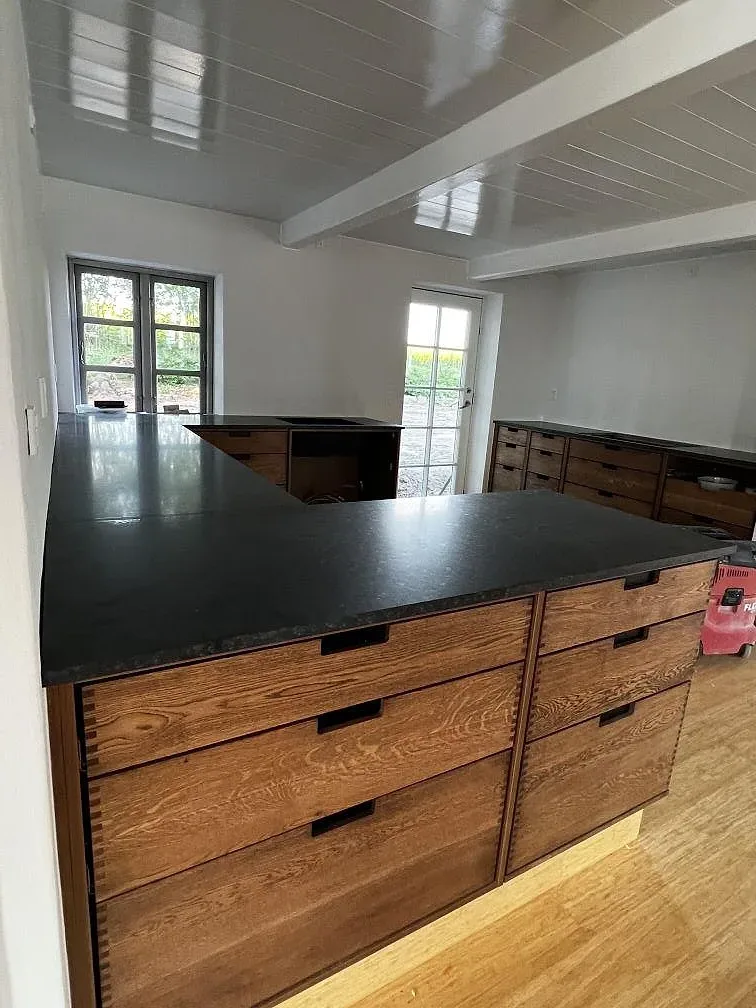 Køkkenbordplade i Nero Assoluto, Assens
