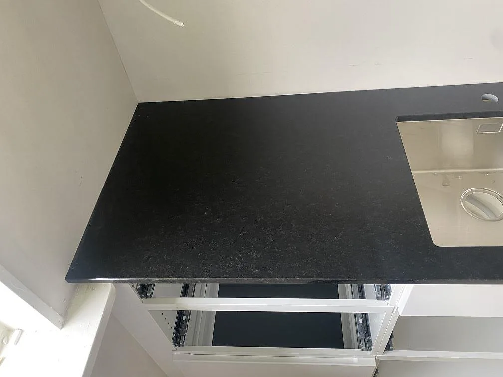 Køkkenbordplade i Nero Assoluto, Båstad – billede 5