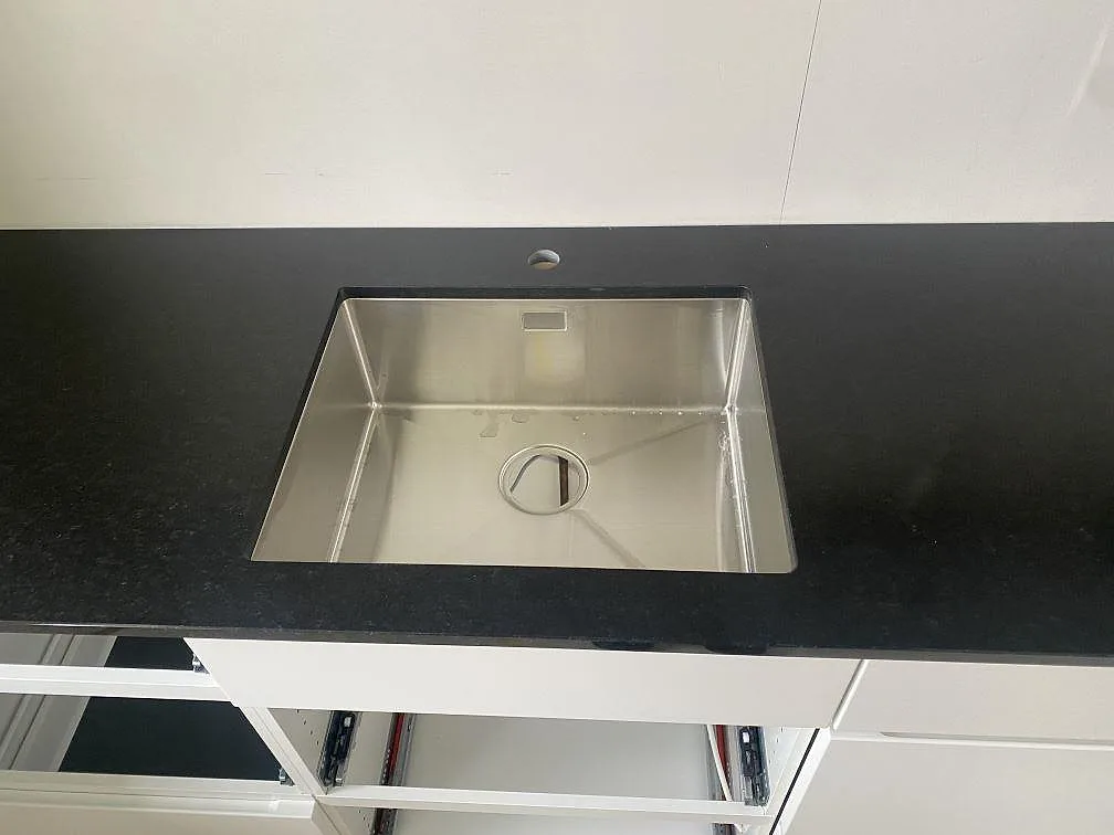 Køkkenbordplade i Nero Assoluto, Båstad – billede 2