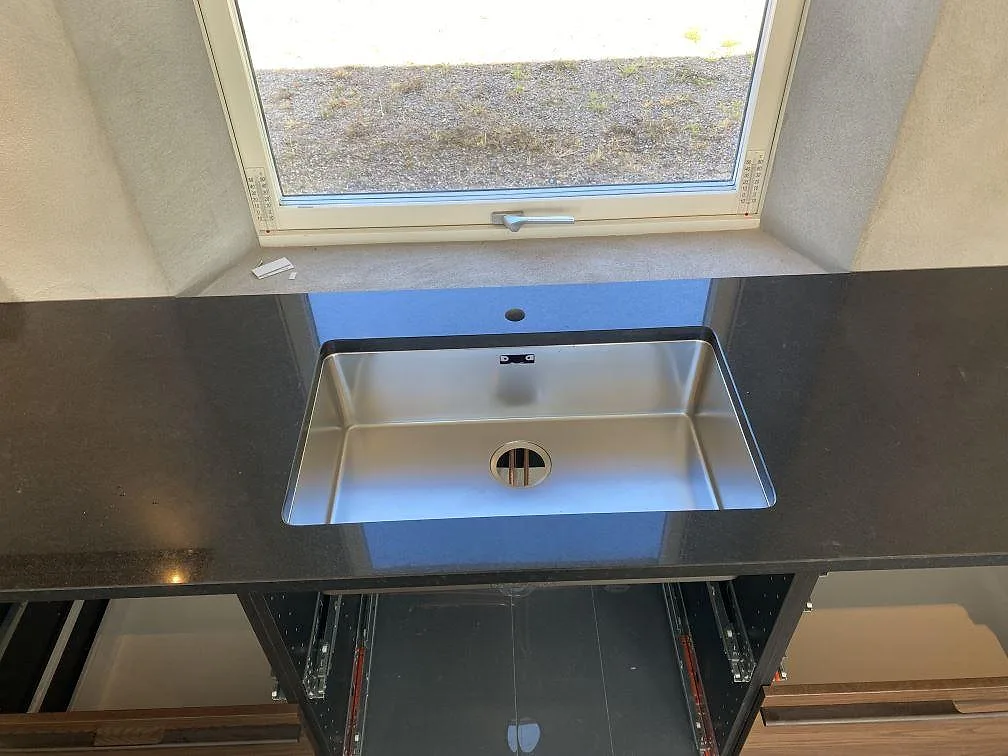 Køkkenbordplade i Nero Assoluto, Båstad – billede 3