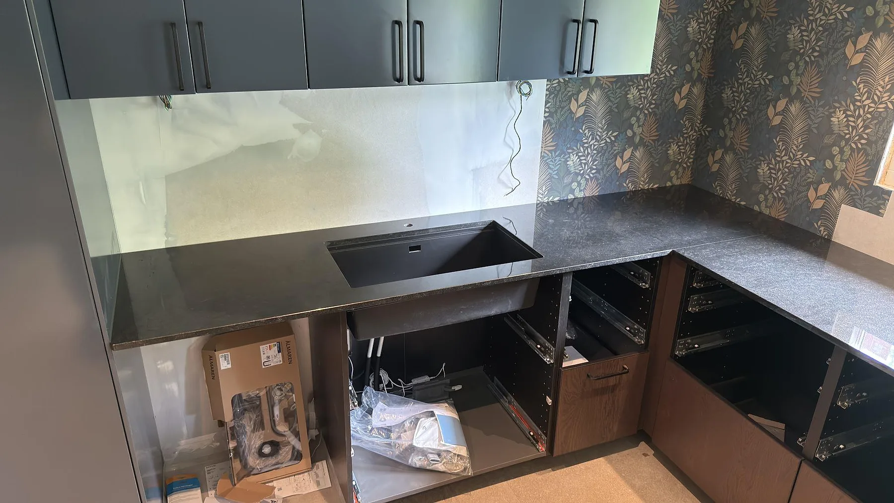 Køkkenbordplade i Nero Assoluto, Borensberg – billede 2