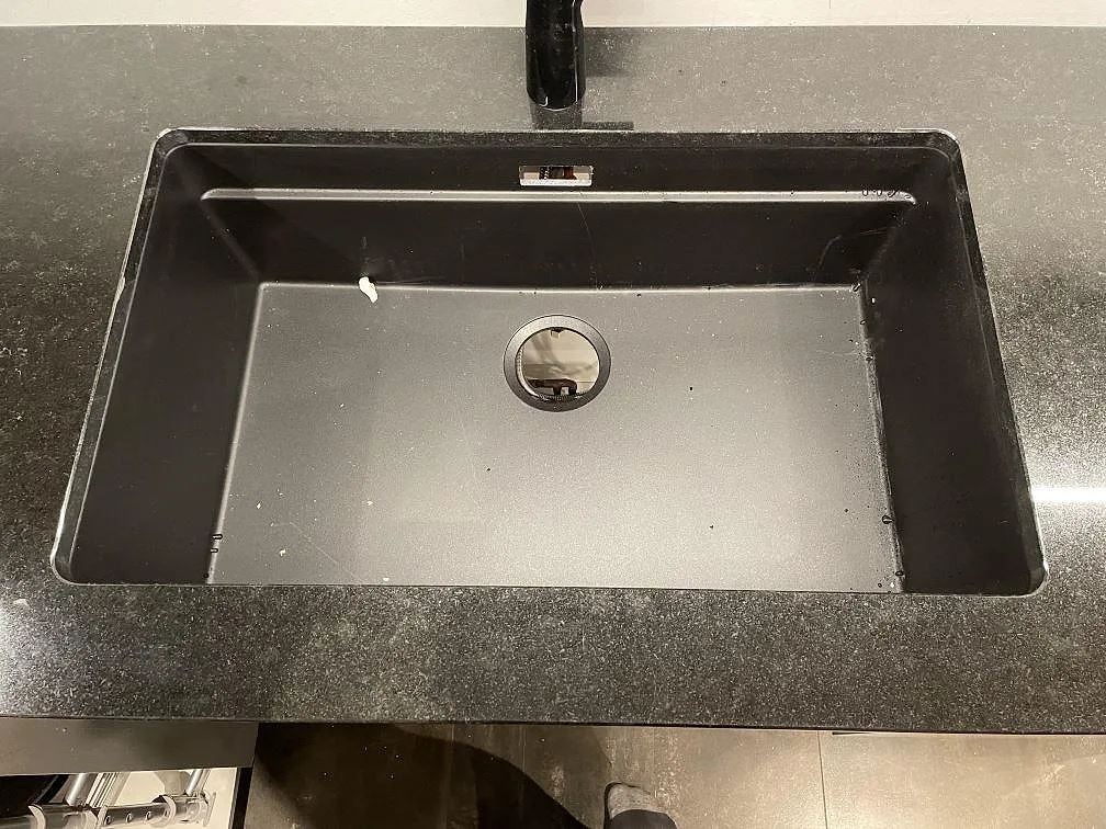 Køkkenbordplade i Nero Assoluto, Dalby