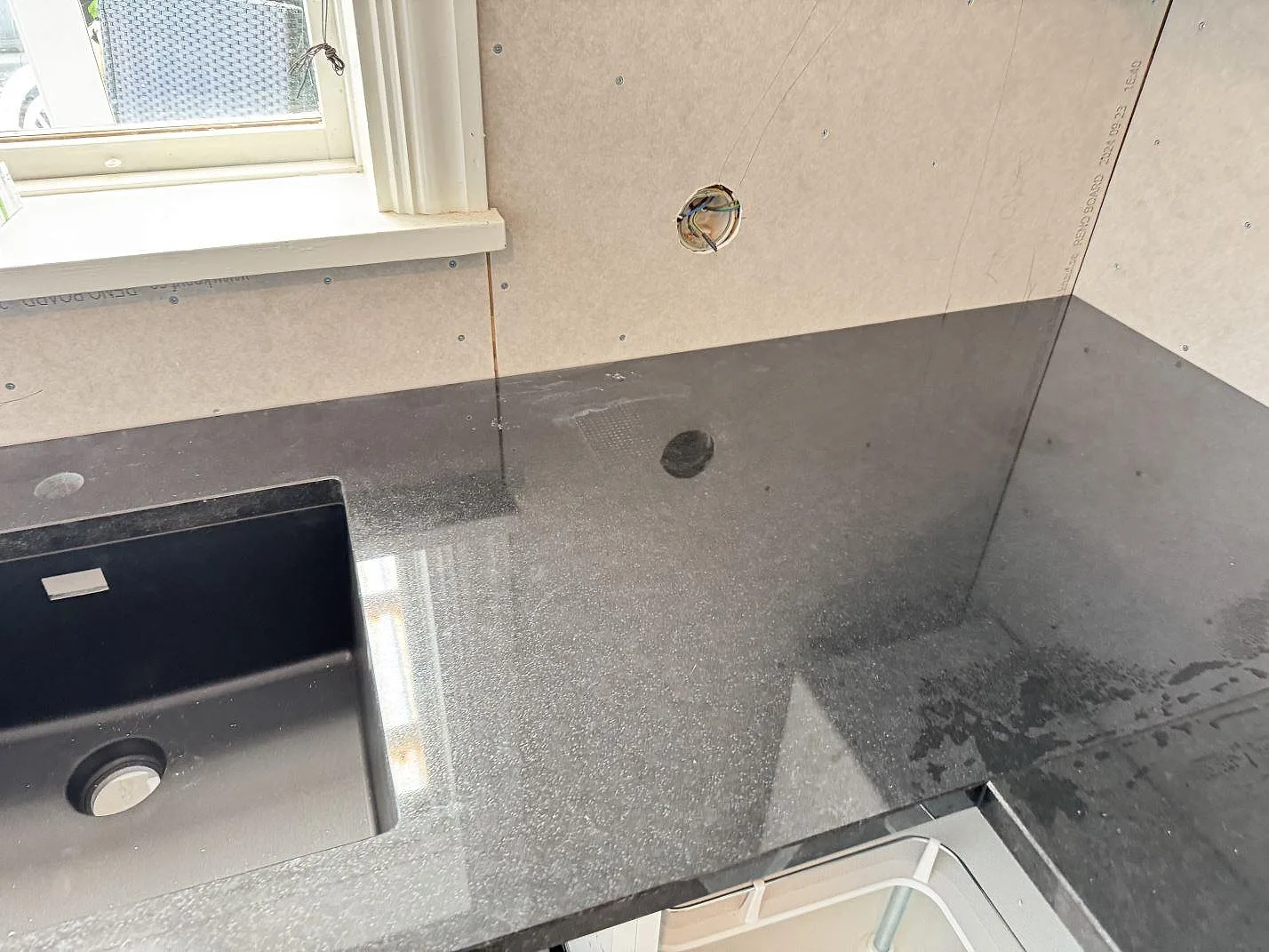 Køkkenbordplade i Nero Assoluto, Dalsjöfors – billede 6