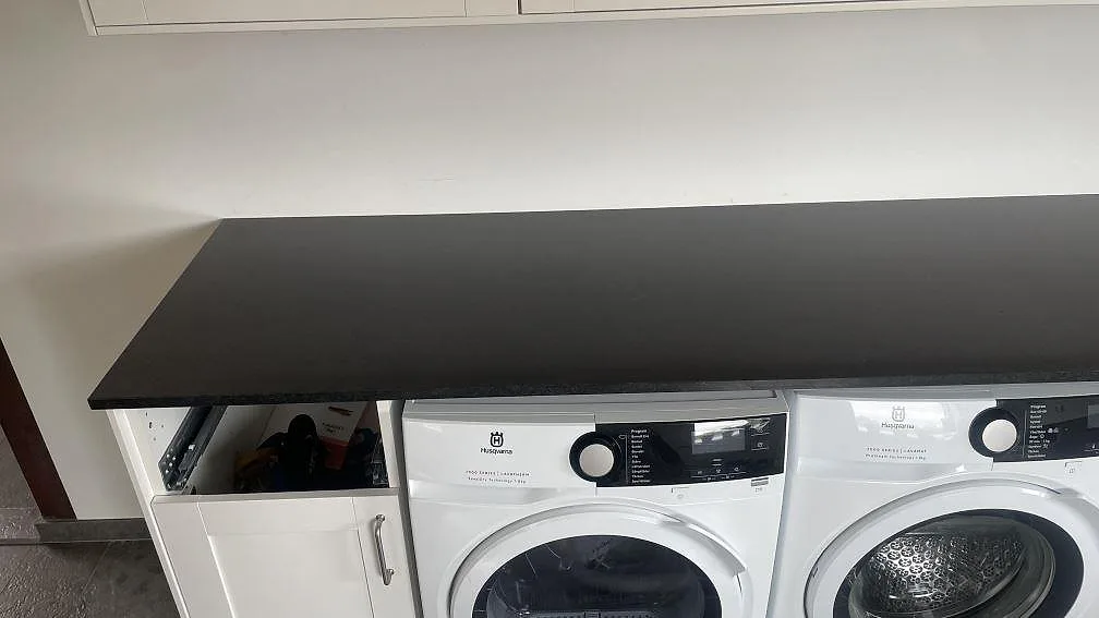 Bordplade i Nero Assoluto, Degeberga – billede 2