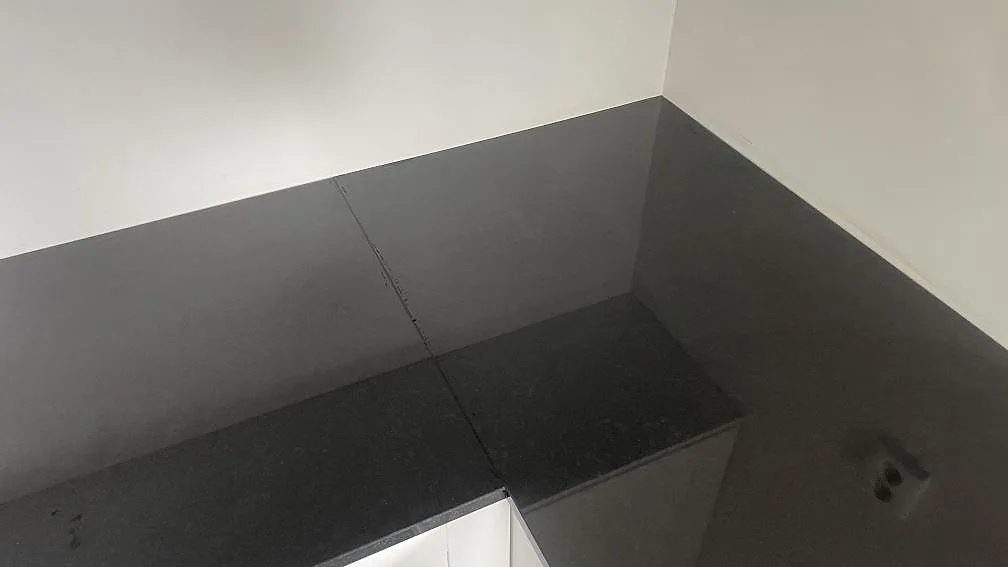 Bordplade i Nero Assoluto, Degeberga – billede 4