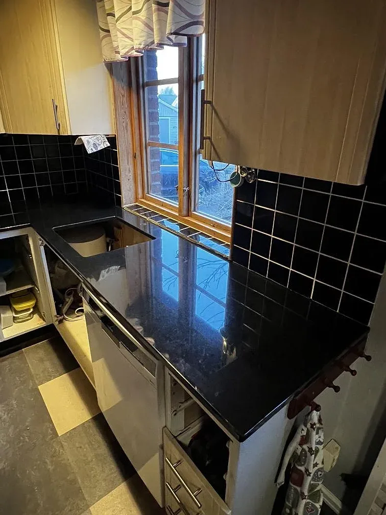 Køkkenbordplade i Nero Assoluto, Falsterbo – billede 3