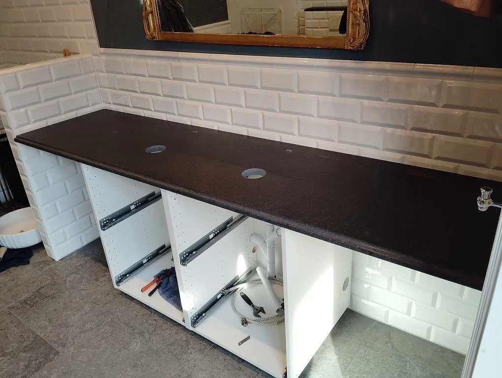 Gennemført projekt: Bordplade i Nero Assoluto Flamed and Brushed, Heby.
