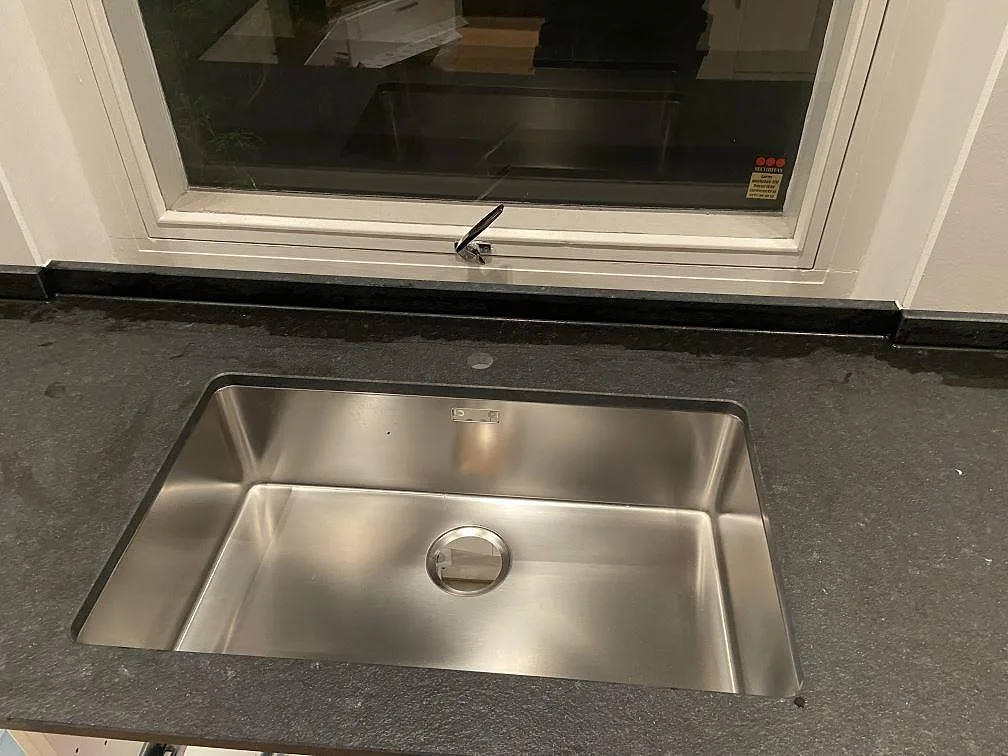Køkkenbordplade i Nero Assoluto Flamed and Brushed, Helsingborg – billede 2