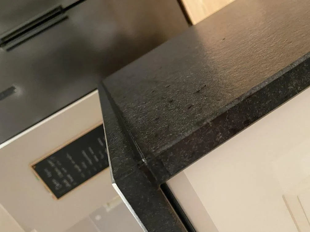 Køkkenbordplade i Nero Assoluto Flamed and Brushed, Helsingborg – billede 3