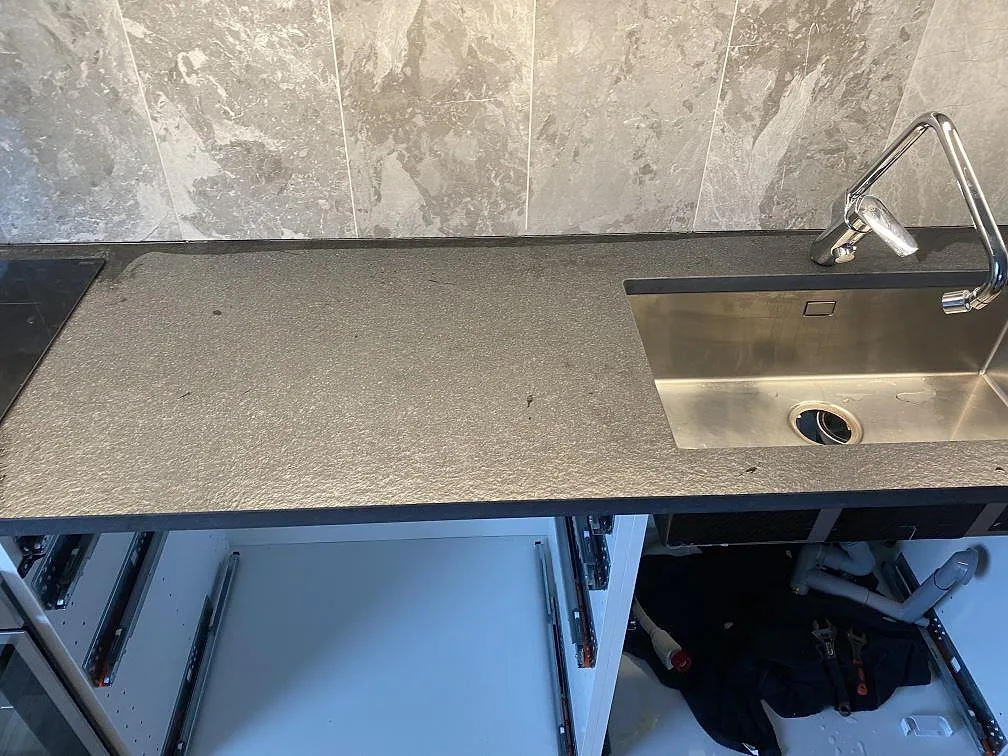 Køkkenbordplade i Nero Assoluto Flamed and Brushed, Limhamn – billede 6