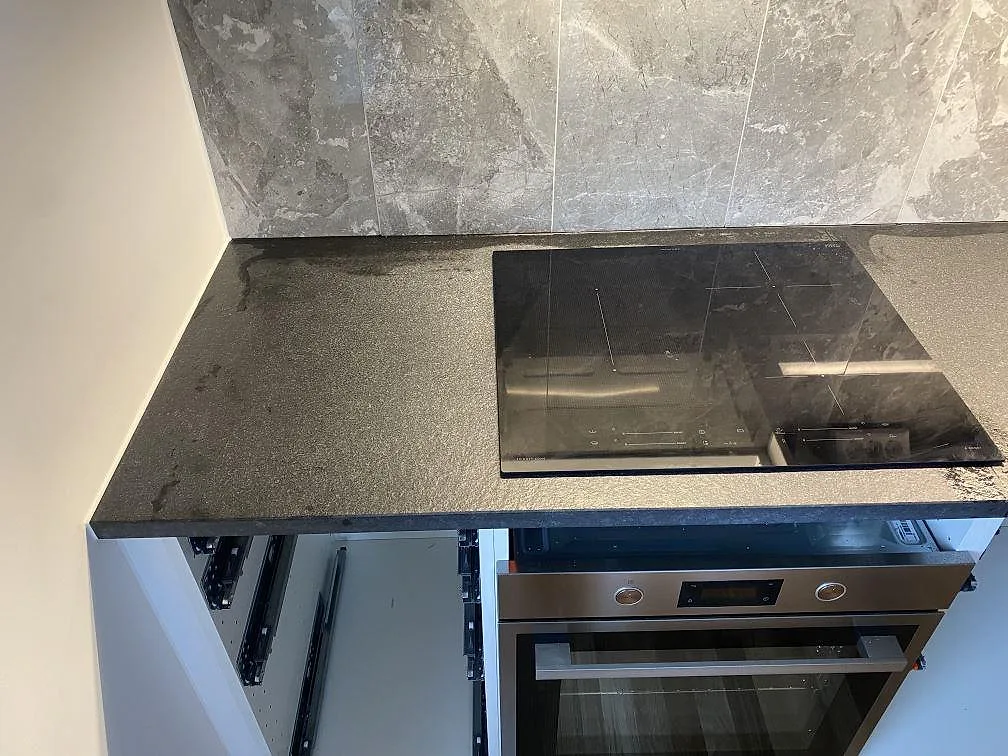 Køkkenbordplade i Nero Assoluto Flamed and Brushed, Limhamn – billede 8