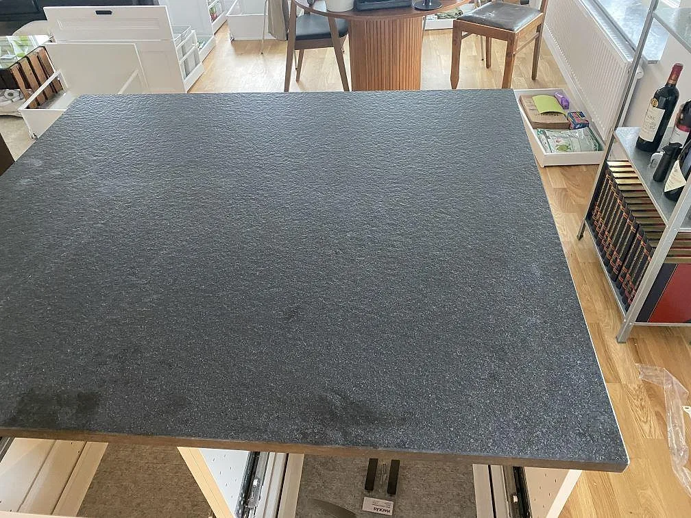 Køkkenbordplade i Nero Assoluto Flamed and Brushed, Limhamn – billede 3