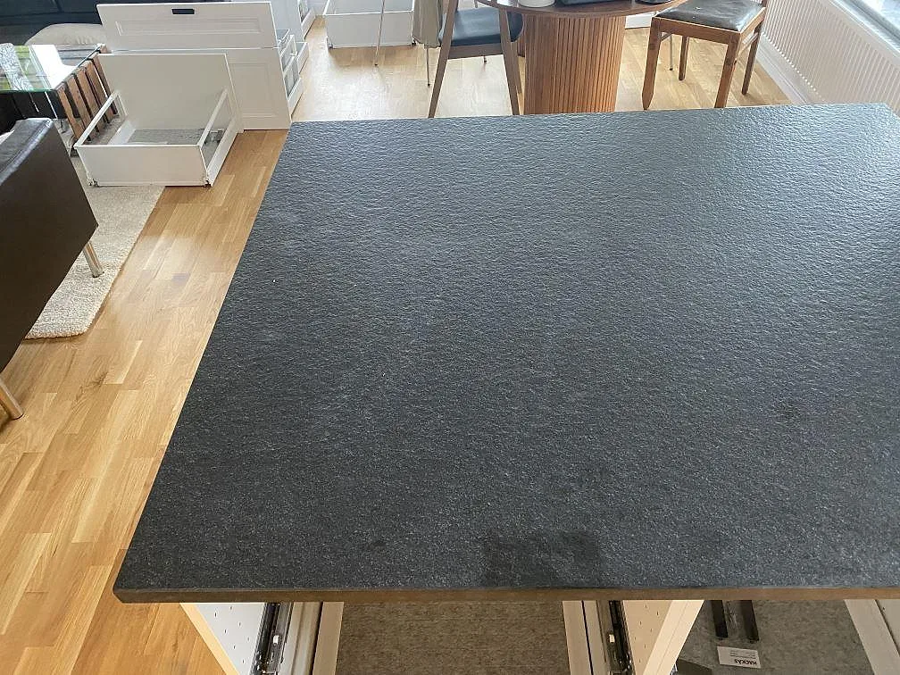 Køkkenbordplade i Nero Assoluto Flamed and Brushed, Limhamn – billede 2