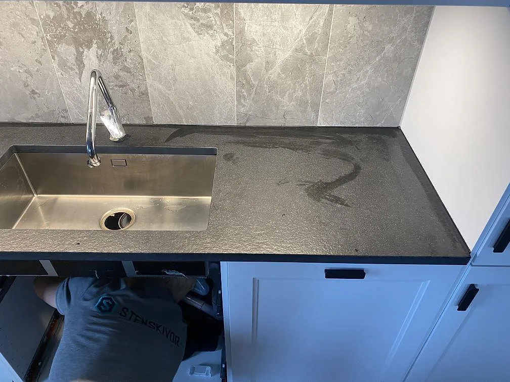 Køkkenbordplade i Nero Assoluto Flamed and Brushed, Limhamn – billede 5