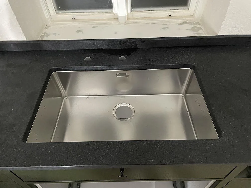 Køkkenbordplade i Nero Assoluto Flamed and Brushed, Rydsgaard – billede 2