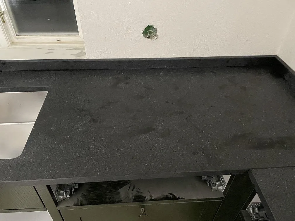 Køkkenbordplade i Nero Assoluto Flamed and Brushed, Rydsgaard – billede 4