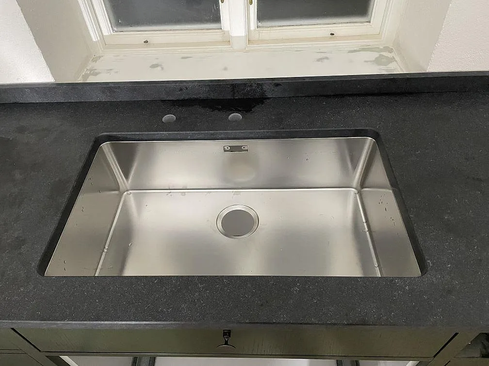 Køkkenbordplade i Nero Assoluto Flamed and Brushed, Rydsgaard – billede 3