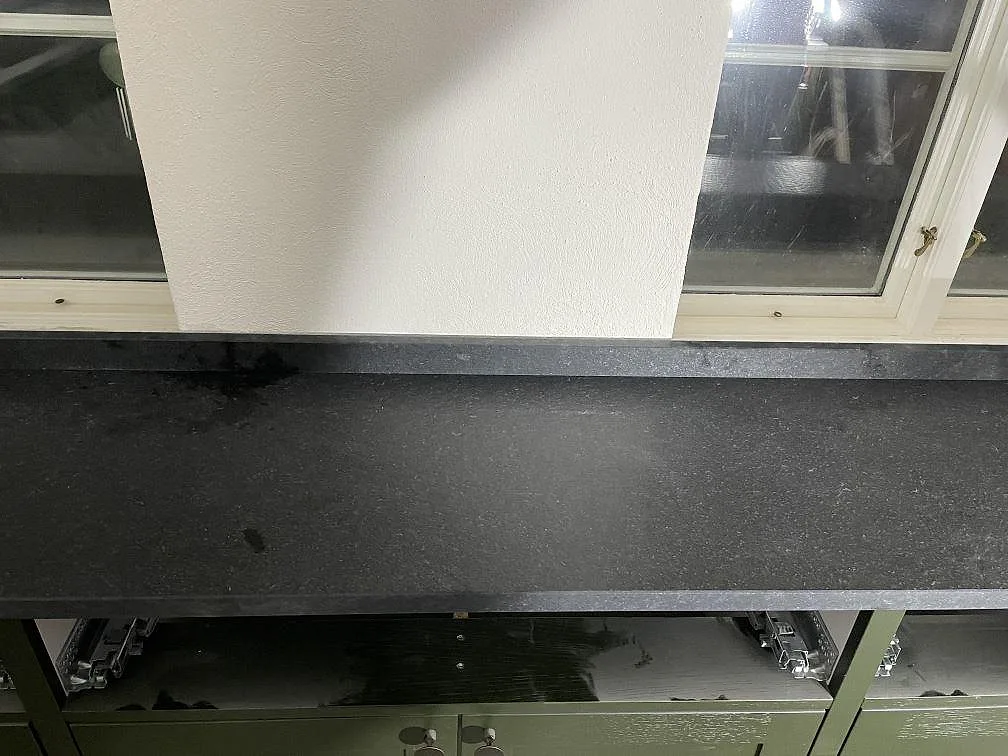 Køkkenbordplade i Nero Assoluto Flamed and Brushed, Rydsgaard – billede 5