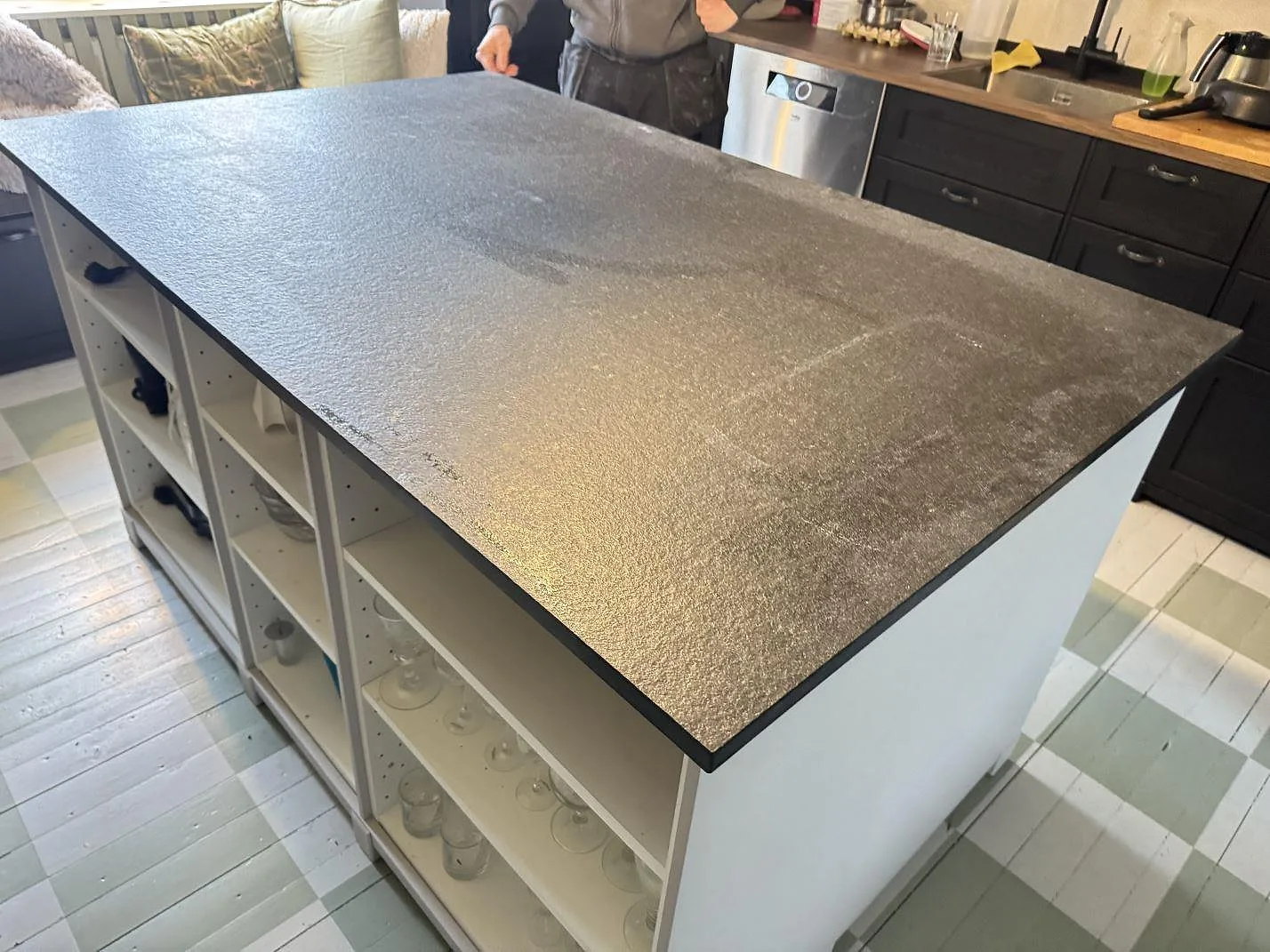Køkkenbordplade i Nero Assoluto Flamed and Brushed, Vara – billede 2