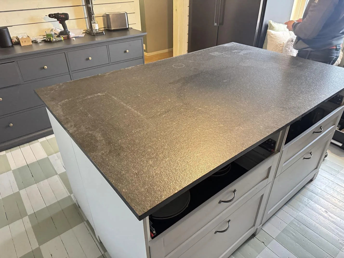 Køkkenbordplade i Nero Assoluto Flamed and Brushed, Vara – billede 3