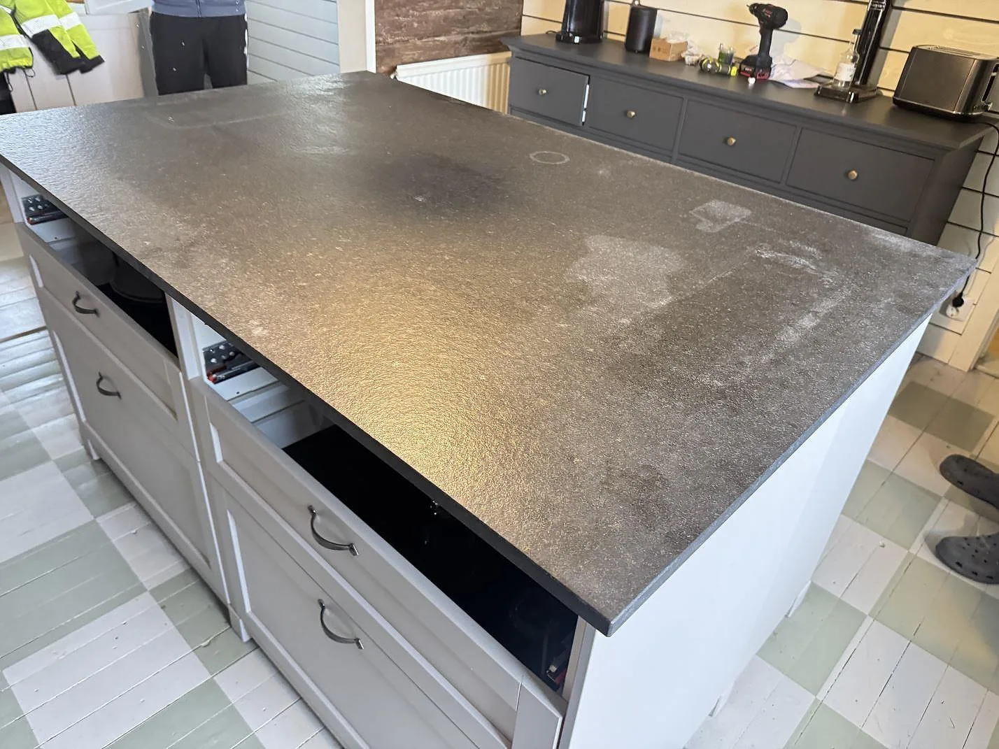 Køkkenbordplade i Nero Assoluto Flamed and Brushed, Vara – billede 4
