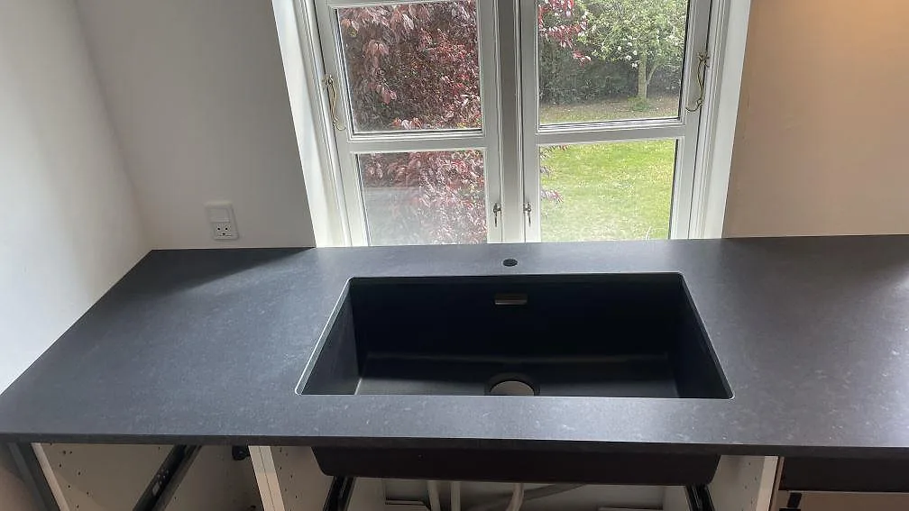Køkkenbordplade i Nero Assoluto, Fredensborg – billede 2