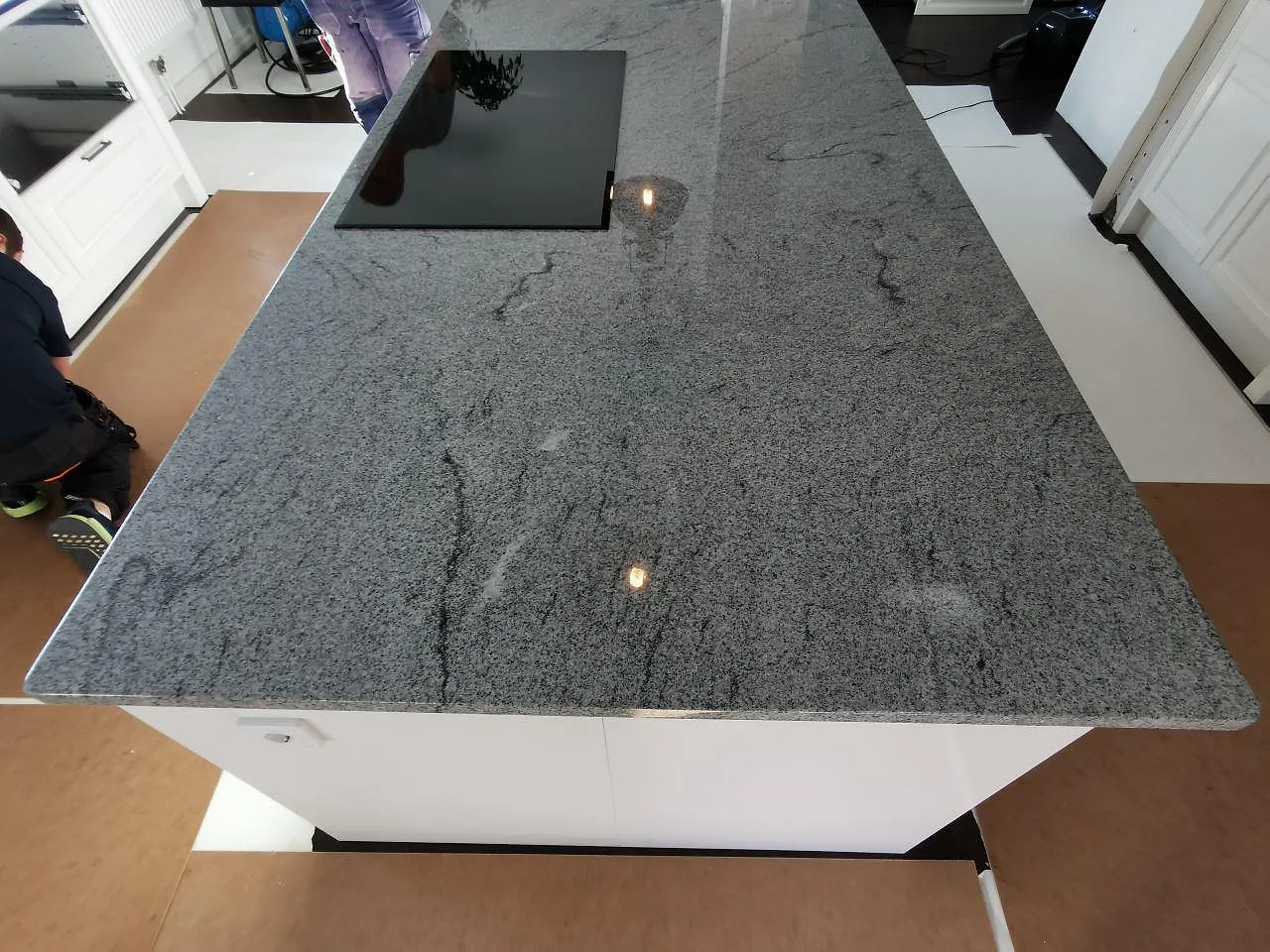 Køkkenbordplade i Nero Assoluto og Viscont White, Genarp – billede 3
