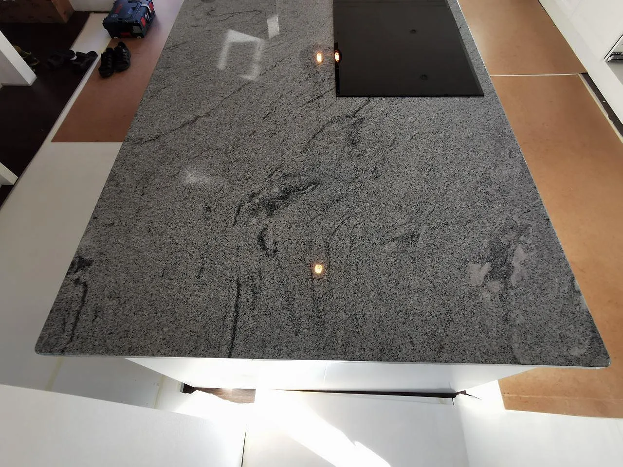 Køkkenbordplade i Nero Assoluto og Viscont White, Genarp – billede 5