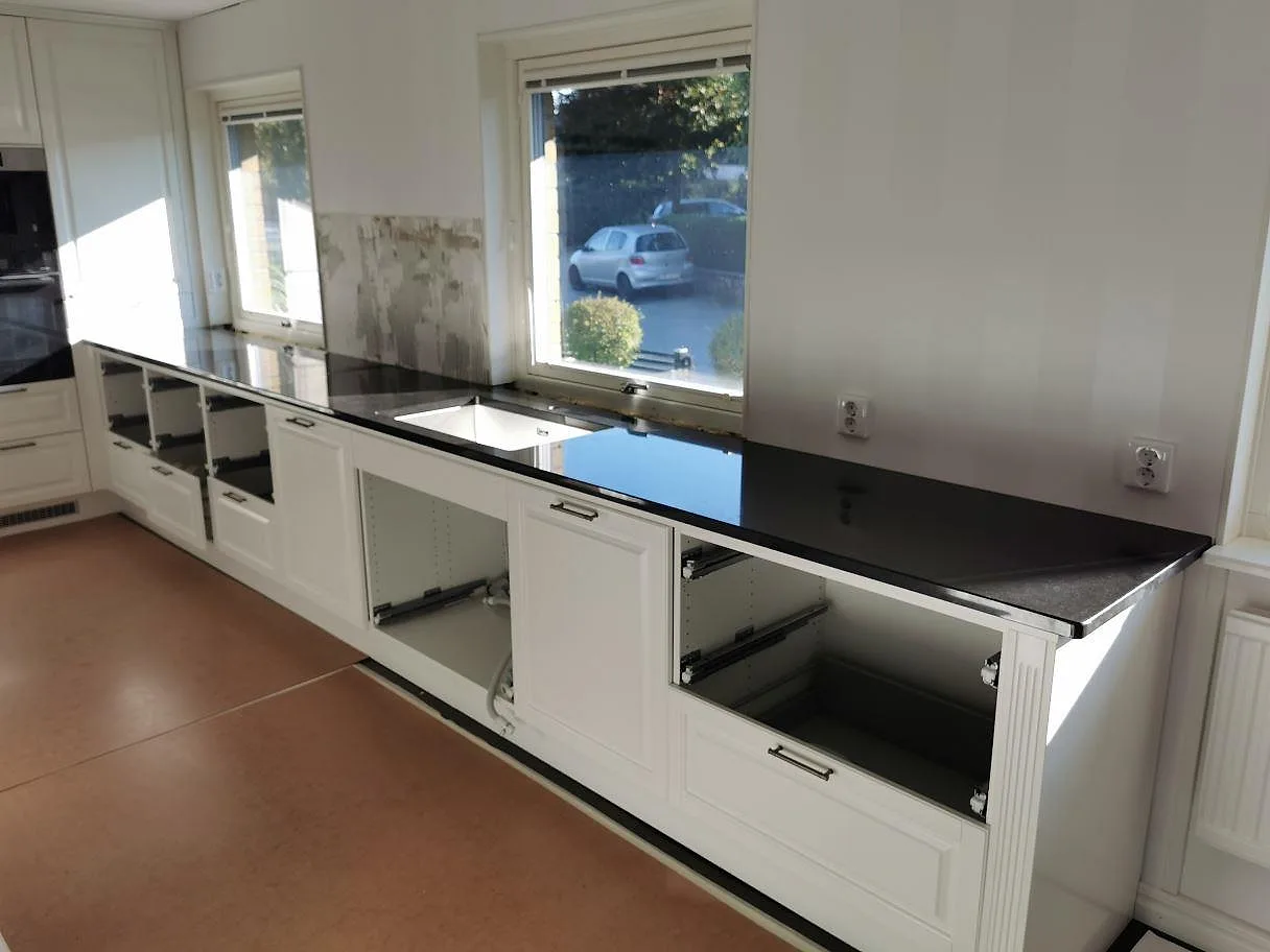 Køkkenbordplade i Nero Assoluto og Viscont White, Genarp – billede 6