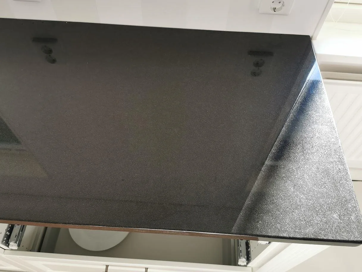 Køkkenbordplade i Nero Assoluto og Viscont White, Genarp