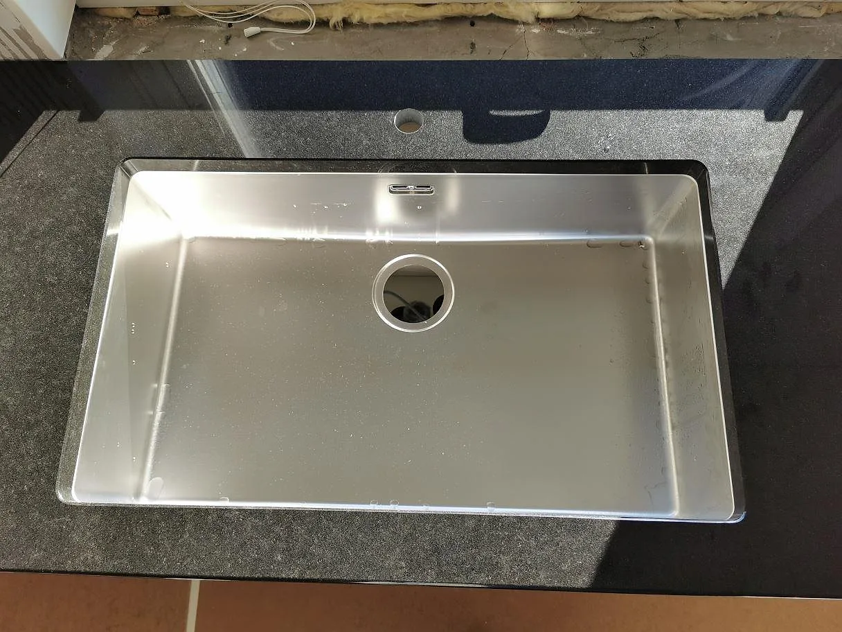 Køkkenbordplade i Nero Assoluto og Viscont White, Genarp – billede 8