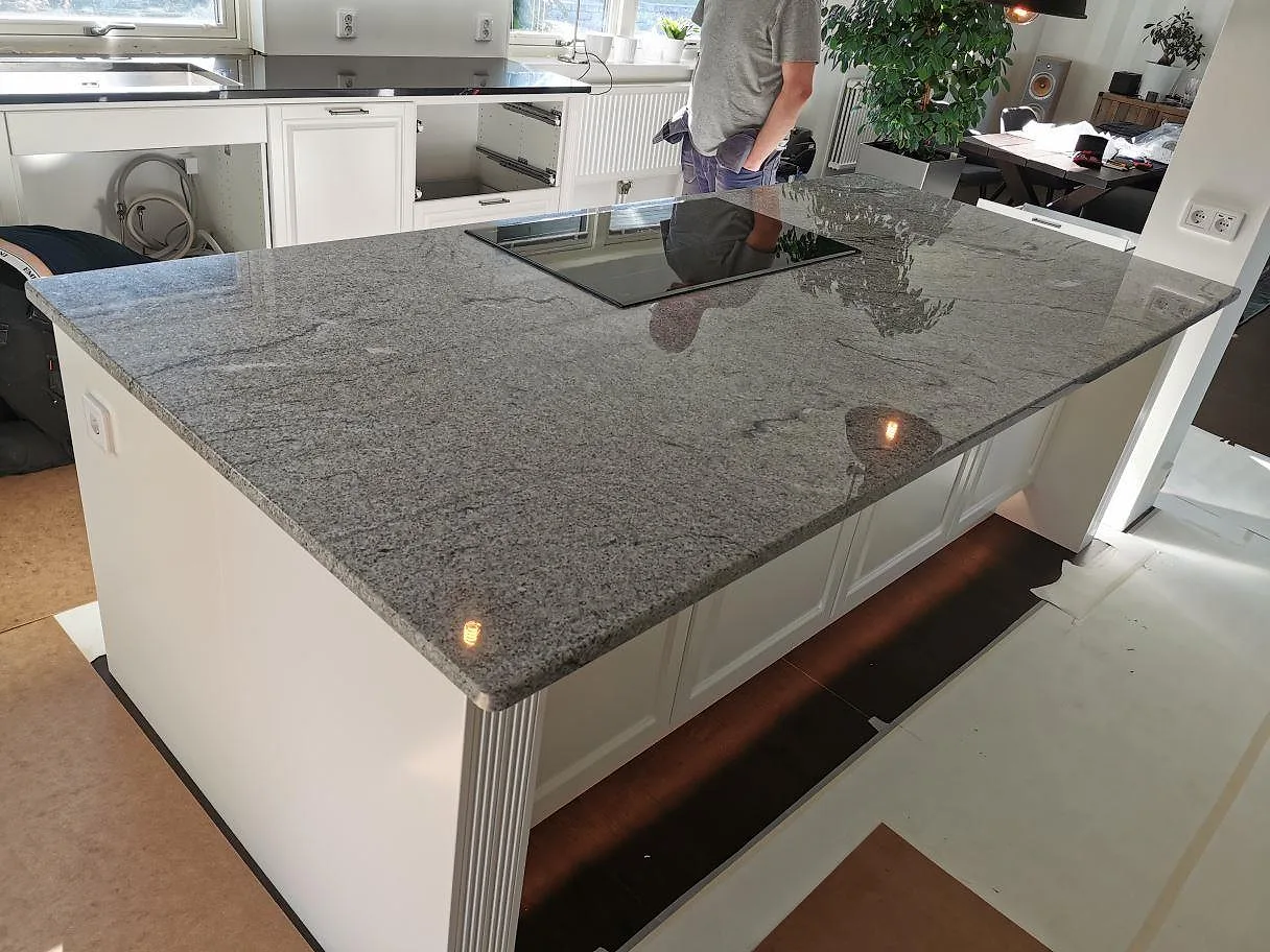 Køkkenbordplade i Nero Assoluto og Viscont White, Genarp – billede 2