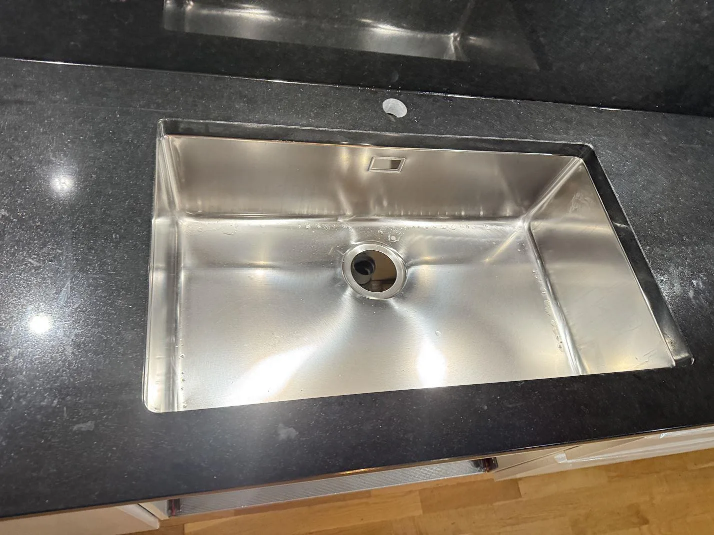Køkkenbordplade i Nero Assoluto, Göteborg – billede 7