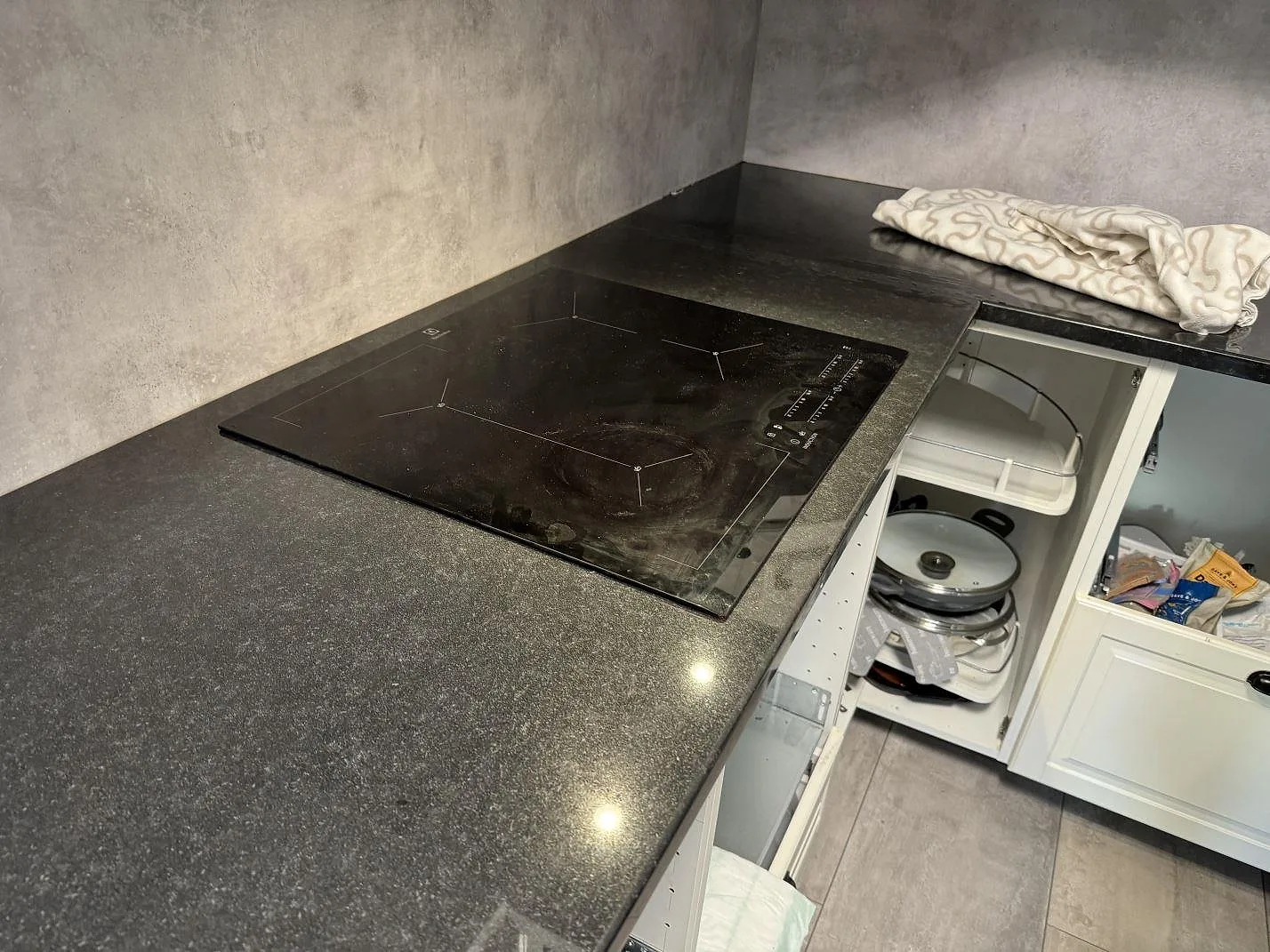 Køkkenbordplade i Nero Assoluto, Hyllinge