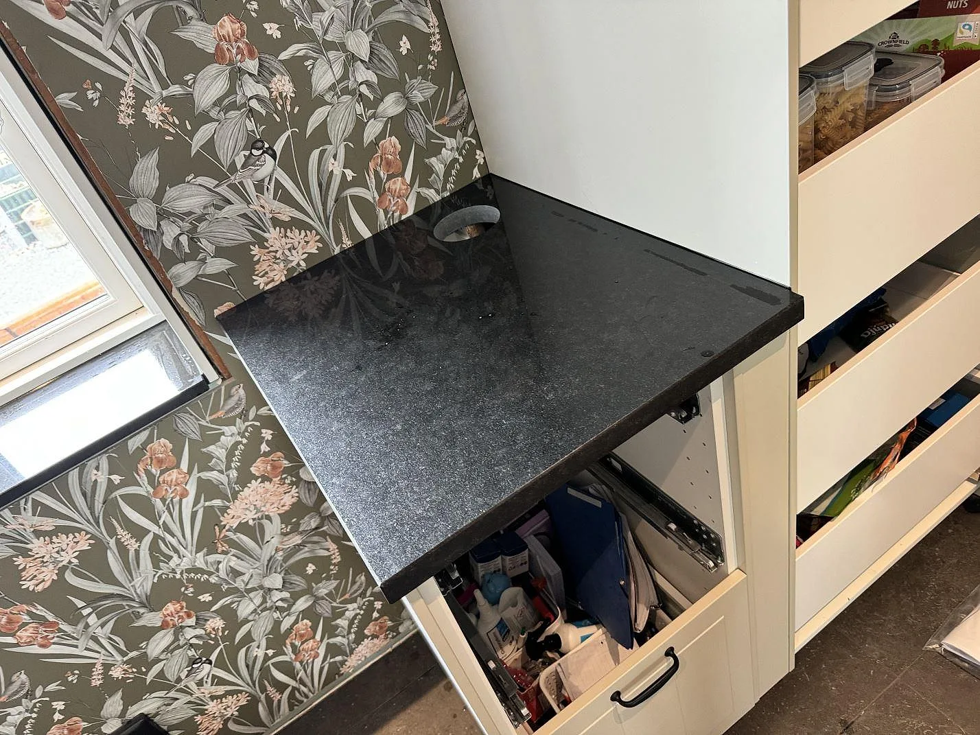 Gennemført projekt: Køkkenbordplade i Nero Assoluto, Kävlinge.