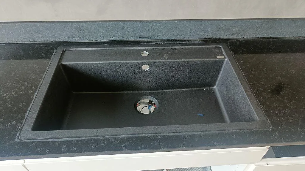 Køkkenbordplade i Nero Assoluto, Köpingebro – billede 3
