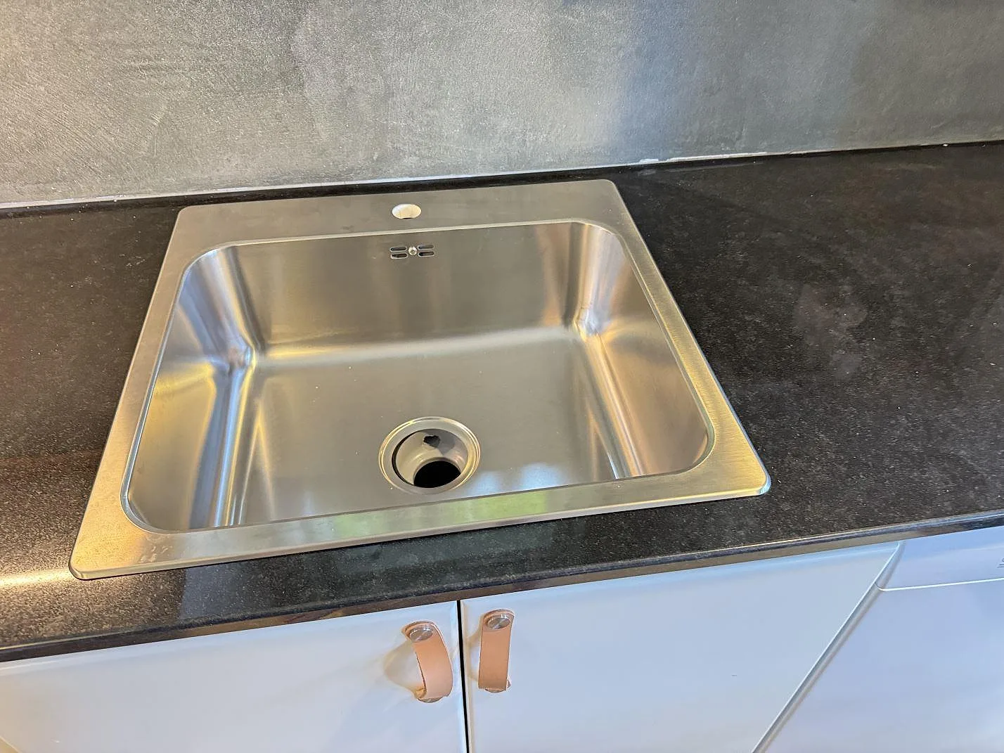 Køkkenbordplade i Nero Assoluto, Kristianstad – billede 4