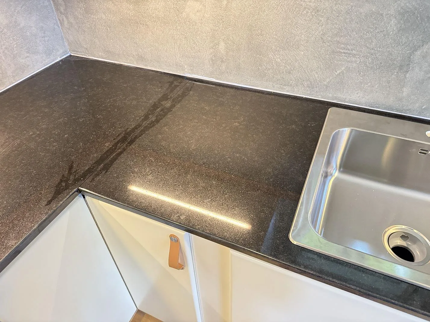 Køkkenbordplade i Nero Assoluto, Kristianstad – billede 3