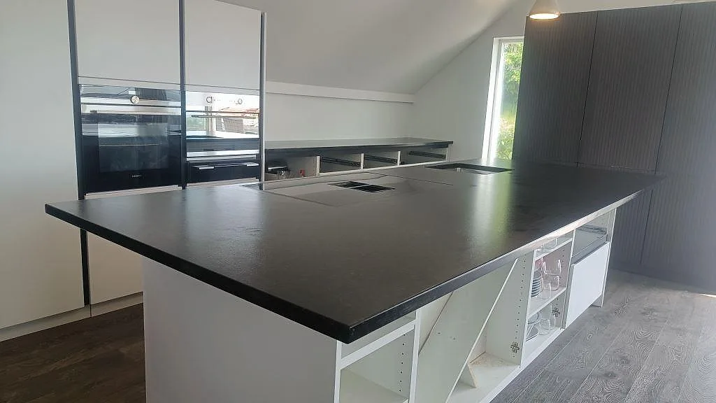 Gennemført projekt: Køkkenbordplade i Nero Assoluto, Askim.