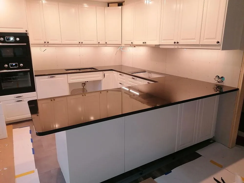 Køkkenbordplade i Nero Assoluto-granit, Lindås