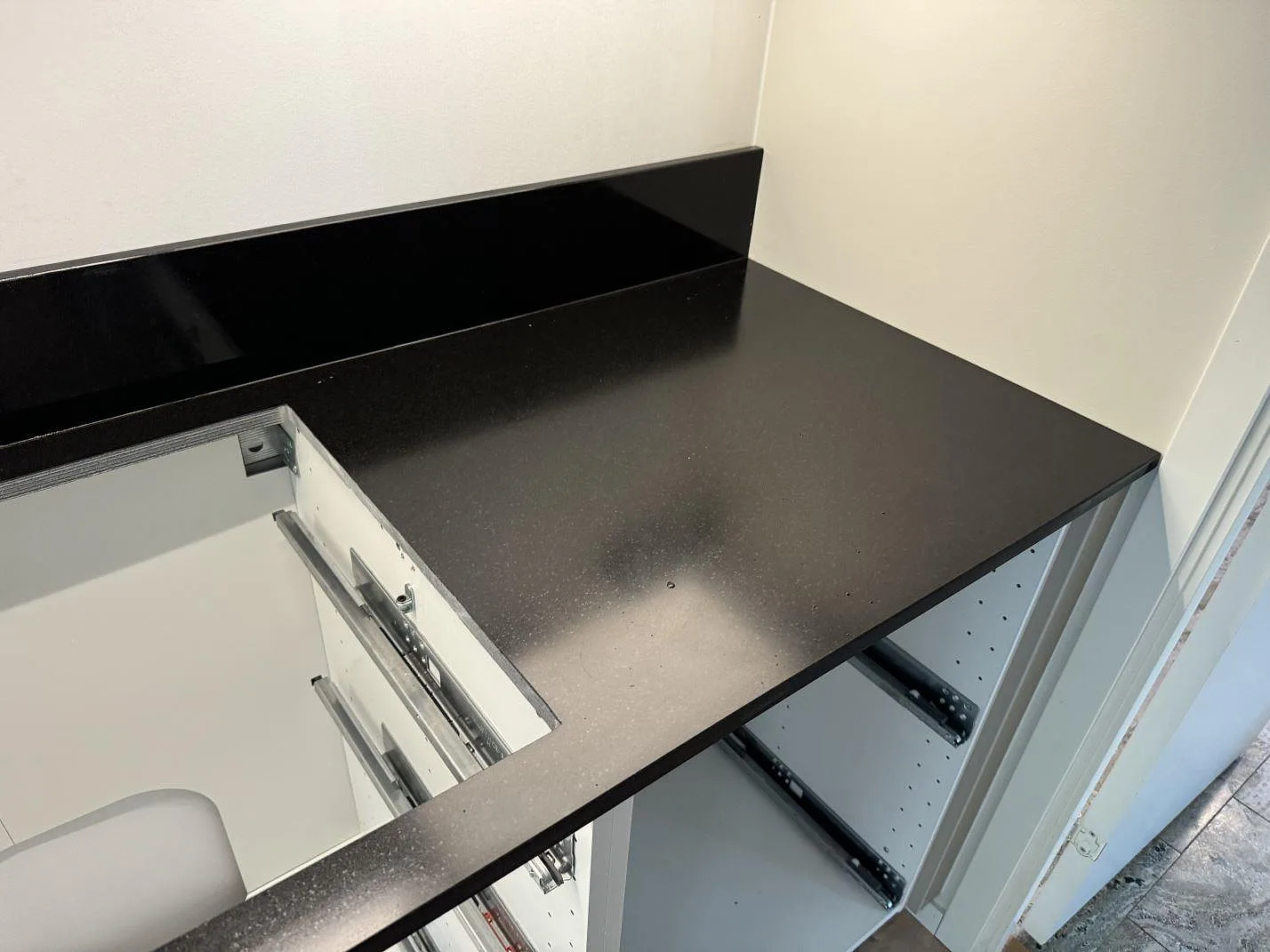 Køkkenbordplade i Nero Assoluto, Lomma – billede 7