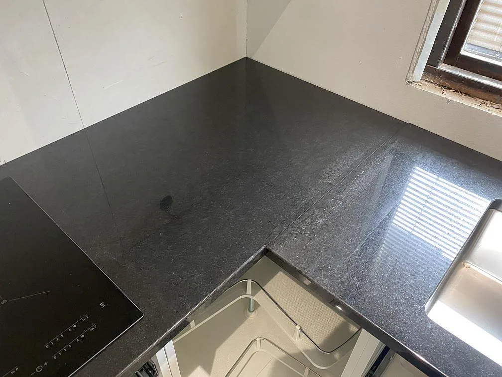 Køkkenbordplade i Nero Assoluto, Malmö – billede 2