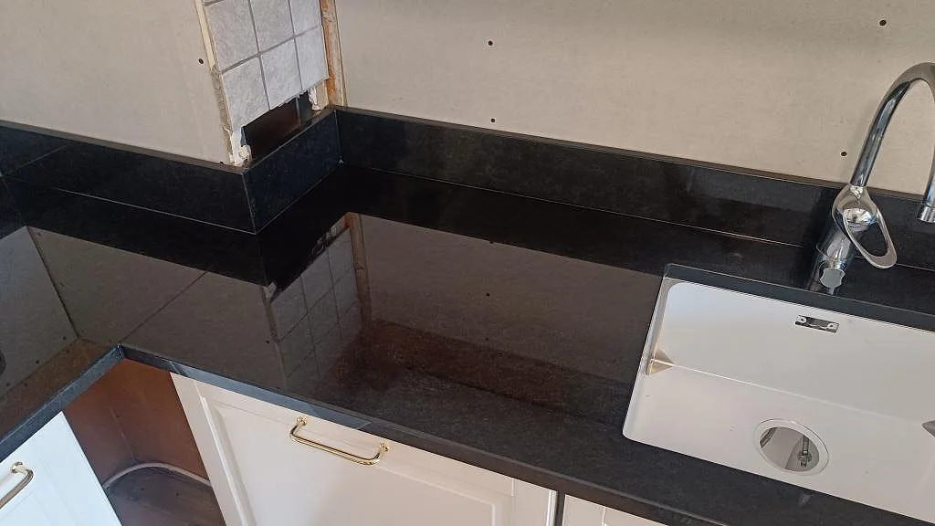 Køkkenbordplade i Nero Assoluto, Malmö – billede 2