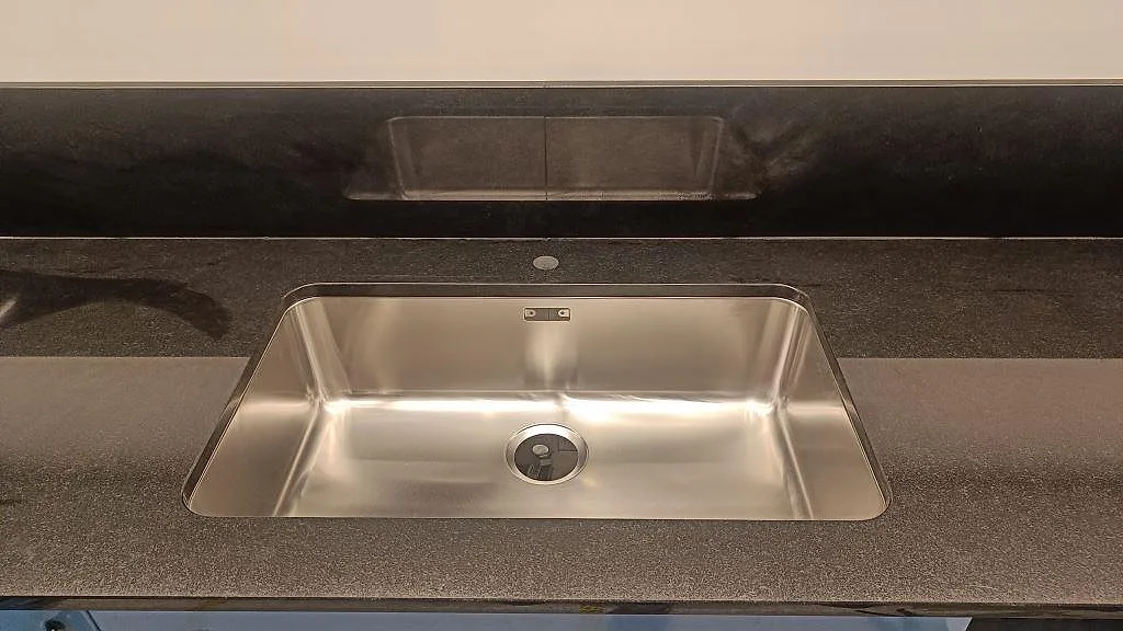 Køkkenbordplade i Nero Assoluto, Malmö – billede 2