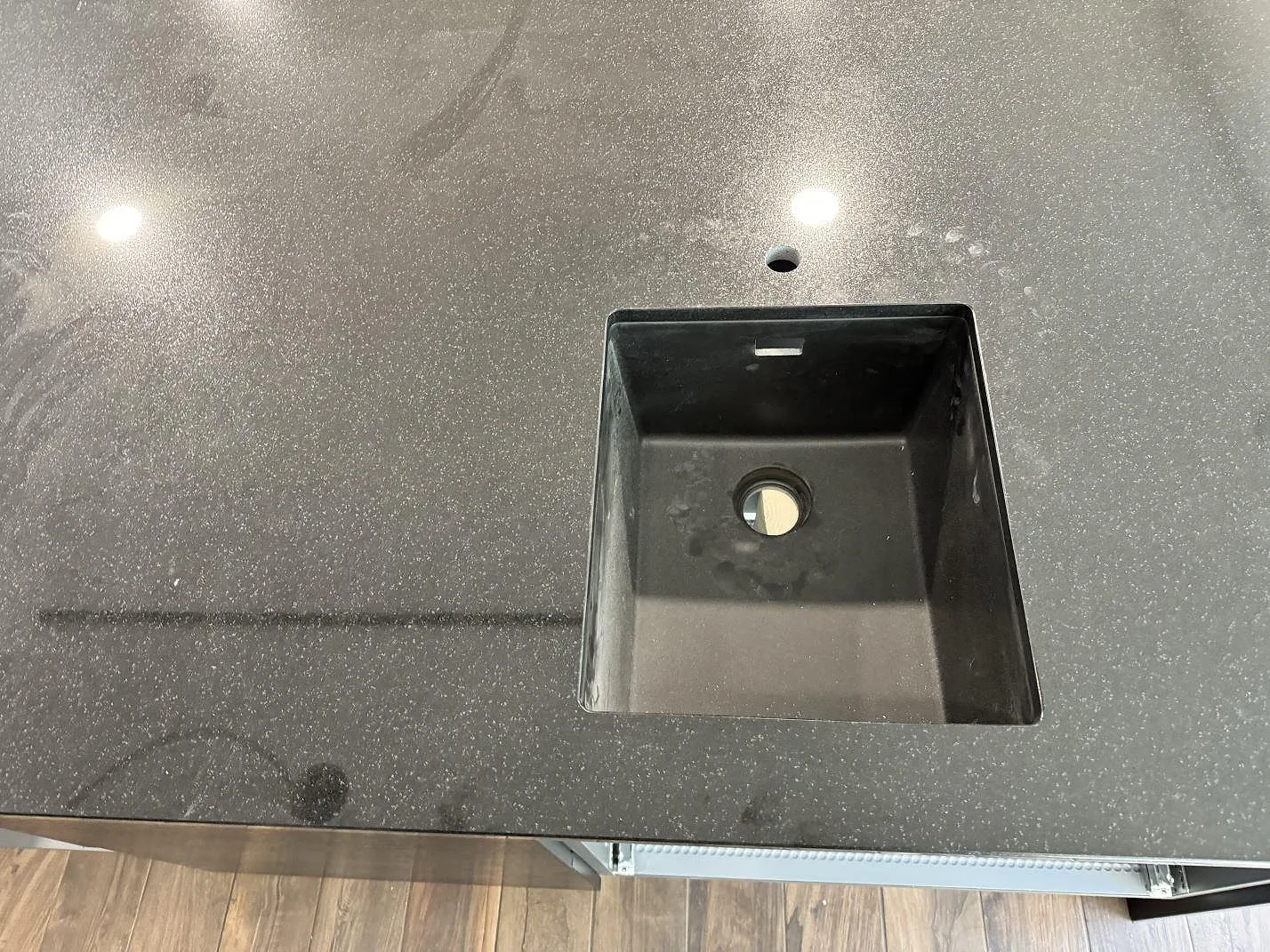 Køkkenbordplade i Nero Assoluto, Oxie – billede 6