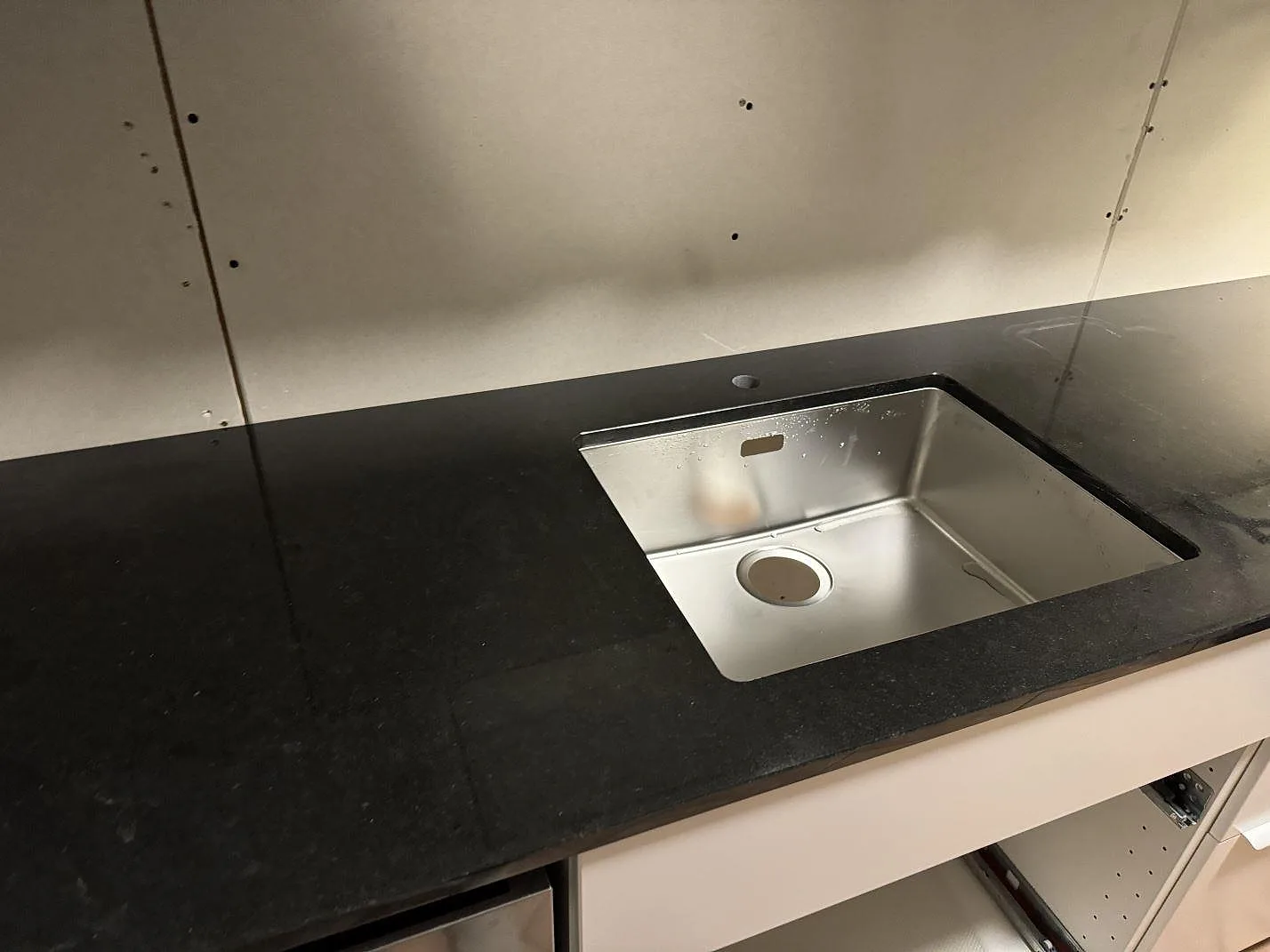 Køkkenbordplade i Nero Assoluto, Oxie – billede 2