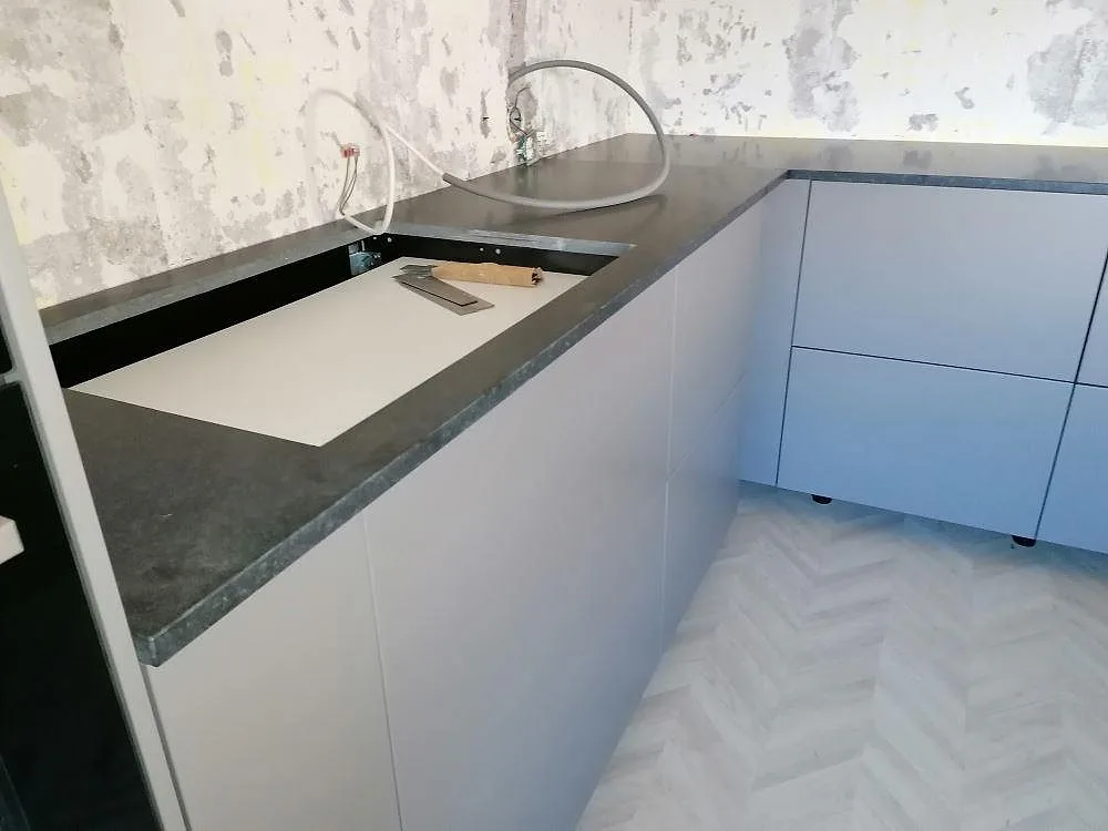 Køkkenbordplade i Nero Assoluto-granit, mat, Skövde – billede 3