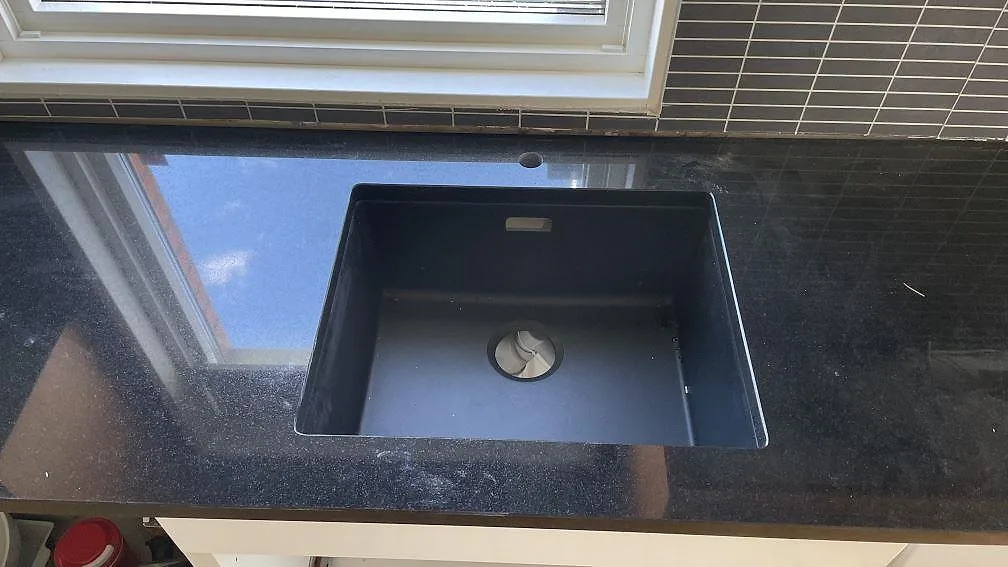 Køkkenbordplade i Nero Assoluto, Svedala – billede 5